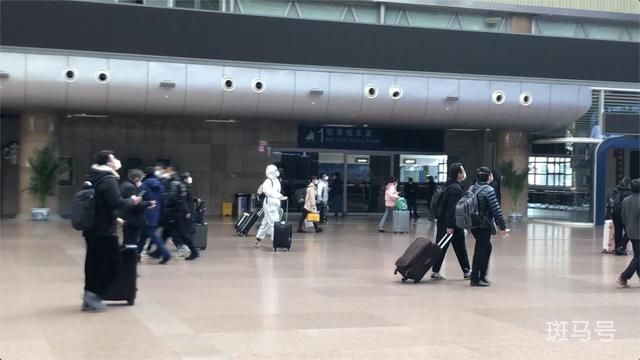 北京西站旅客戴N95 不少人穿防护服（探访火车站现状）(图3)