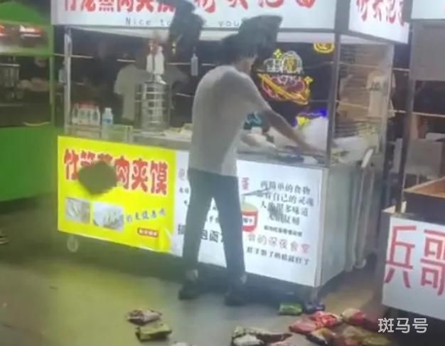 小伙被嘲笑买不起泡面一怒全包圆（全部摔在地上）(图2)