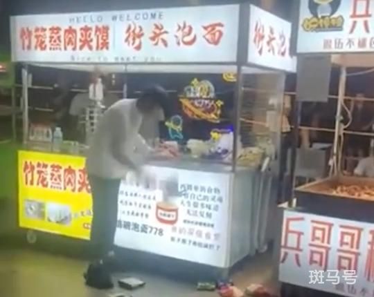 小伙被嘲笑买不起泡面一怒全包圆（全部摔在地上）(图1)