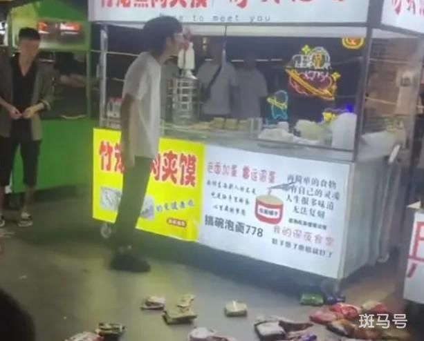 小伙被嘲笑买不起泡面一怒全包圆（全部摔在地上）(图3)