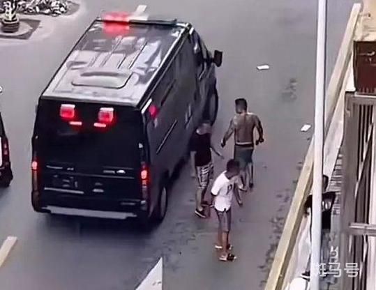 湖南多人当街持刀互砍?当地回应（现场画面曝光令人揪心不已）(图2)