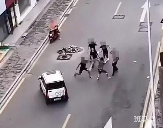 湖南多人当街持刀互砍?当地回应（现场画面曝光令人揪心不已）(图1)