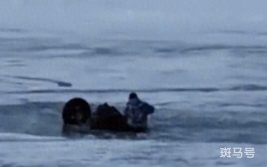 司机载乘客冰面漂移 双双坠入江底（目击者表示幸好人都救上来了）