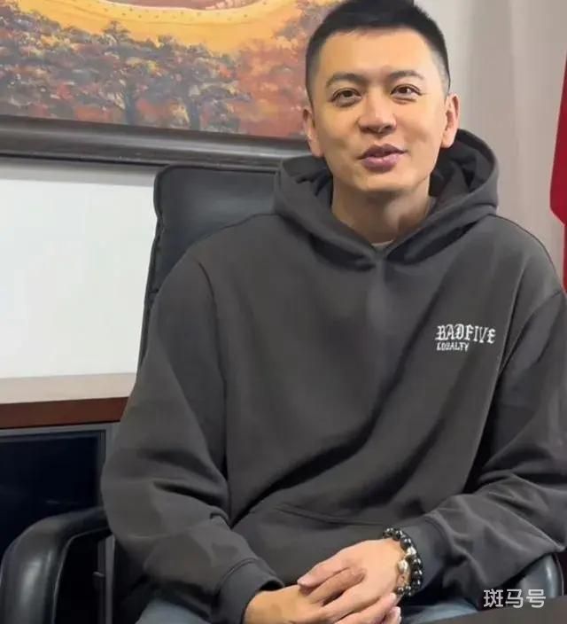 杨鸣离婚案12月12日开庭（和美女搂抱被曝光）(图9)